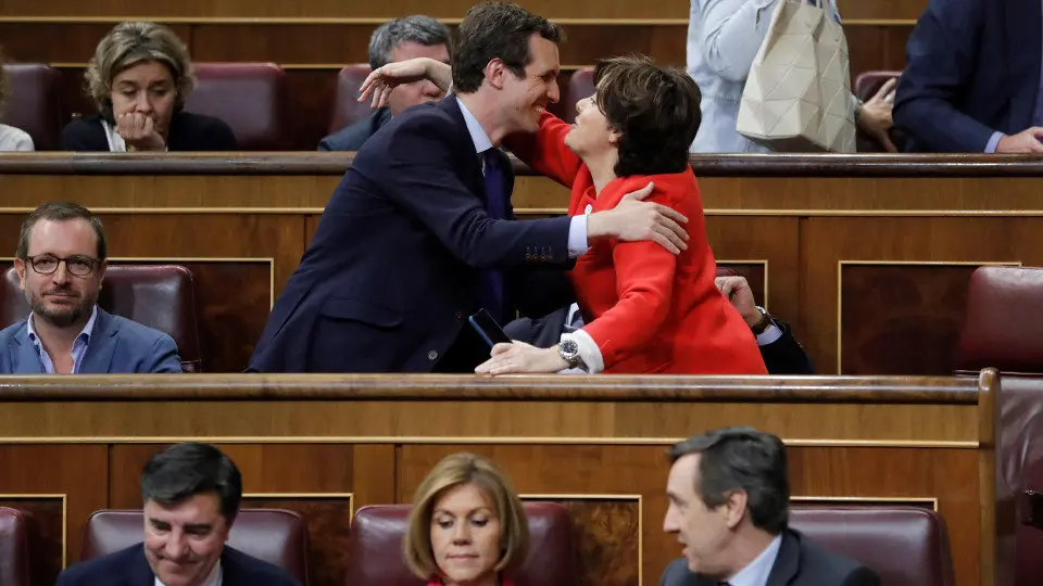 Casado y Saénz de Santamaría se saluda, con Cospedal cerca. JUAN C. HIDALGO