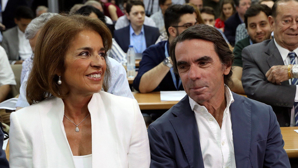 El expresidente del gobierno, José María Aznar, junto a su mujer Ana Botella. J.J.GUILLÉN (EFE)