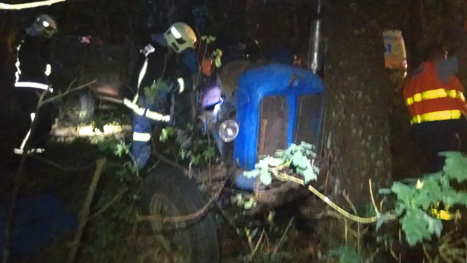 Los efectivos de emergencias junto al tractor accidentado en Vila de Cruces. CEDIDA