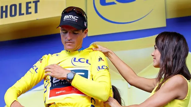 Van Avermaet, con el maillot amarillo. KIM LUDBROOK (EFE)