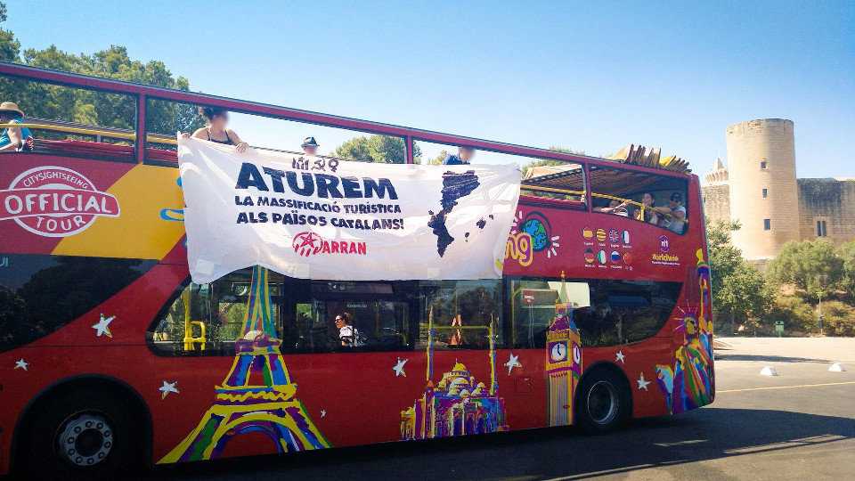 Acción de la organización Arran en un autobús turístico en Valencia. TWITTER