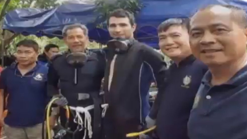 Fernando Raigal (en el centro), buzo de Ciudad Real en Tailandia. TWITTER