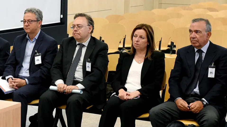 Roberto López Abad (derecha) y María Dolores Amorós, con otros directivos de la CAM en un juicio en 2017. FERNANDO VILLAR