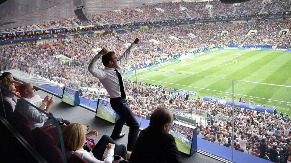 La célebre imagen de la celebración de Emmanuel Macron en el palco. ALEXEI NIKOLSKY (EFE)