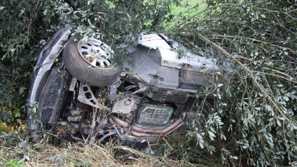 Estado en el que quedó el vehículo accidentado en la LU-122 en Crecente (A Pastoriza). TEOFILO LOPEZ