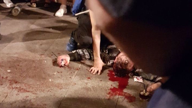 Uno de los agresores yace en el suelo tras ser golpeado por otros participantes en la pelea. AEP (pelea Lugo)