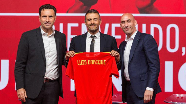 El presidente de la Real Federación Española de Fútbol, Luis Rubiales, su director deportivo, Francisco Molina, y el entrenador Luis Enrique. RODRIGO JIMÉNEZ (EFE)