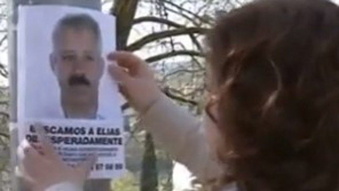 Sandra Carrera colocó el miércoles carteles de su padre desaparecido. TVG