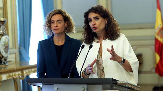 Las Ministras de Hacienda y de Política Territorial, María Jesús Montero (derecha) y Meritxell Batet. BALLESTEROS (EFE)