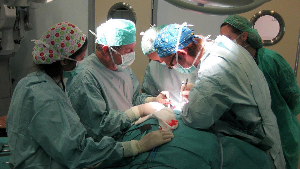 Cirujanos en plena operación. AEP