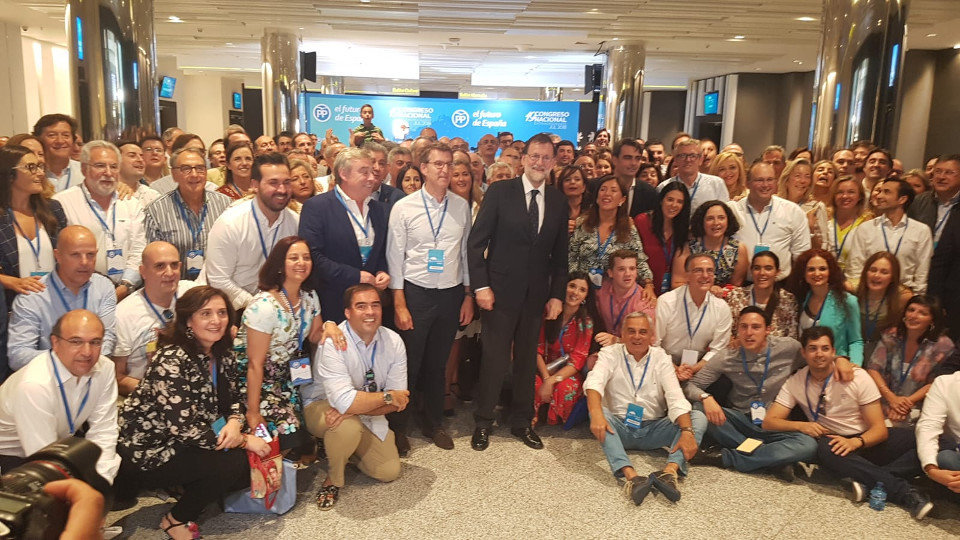 Rajoy, con los miembros del PPdeG presentes en el congreso del partido en Madrid. EP