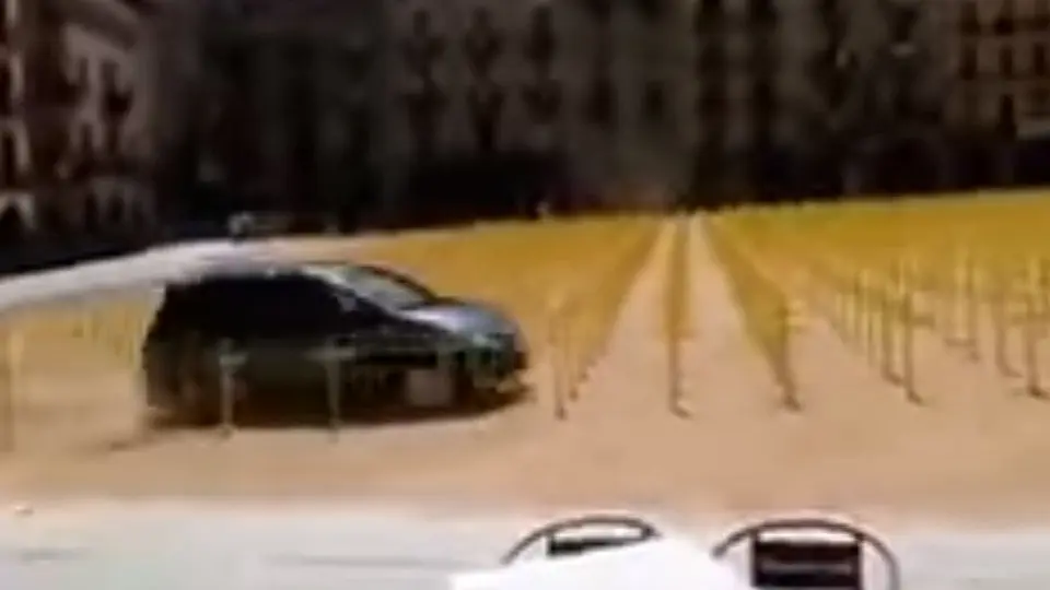 El coche, en pleno recorrido por la plaza