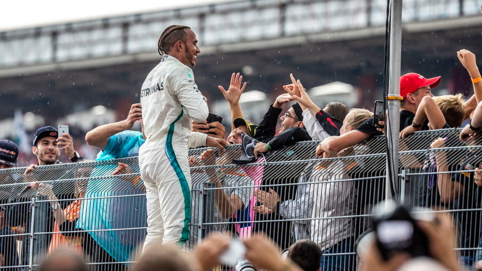 Lewis Hamilton celebra su triunfo en el circuito de Hockenheim. SRDJAN SUKI (EFE)