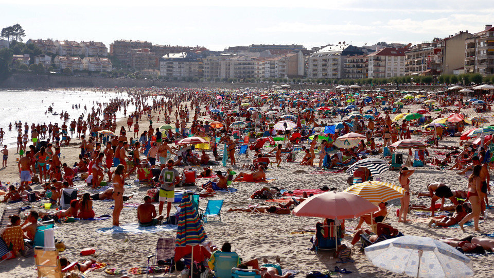 Las playas gallegas recibieron a un gran número de visitantes este domingo. CHRISTIAN FERNÁNDEZ