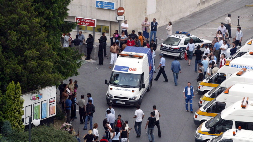Familiares y vecinos de las víctimas del tiroteo de O Carqueixo se congregaron en las puertas del hospital Xeral. VÁZQUEZ (AEP)