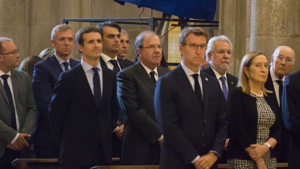 Los líderes populares, en el funeral de Gerardo Fernández Albor en la catedral. LUIS POLO