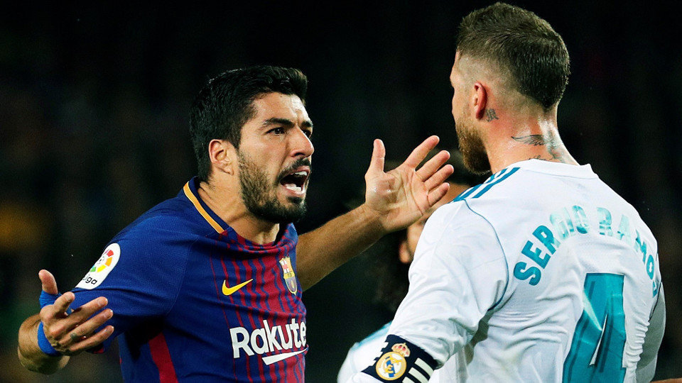 Luis Suárez y Sergio Ramos se encaran durante el último Barça-Madrid. EFE