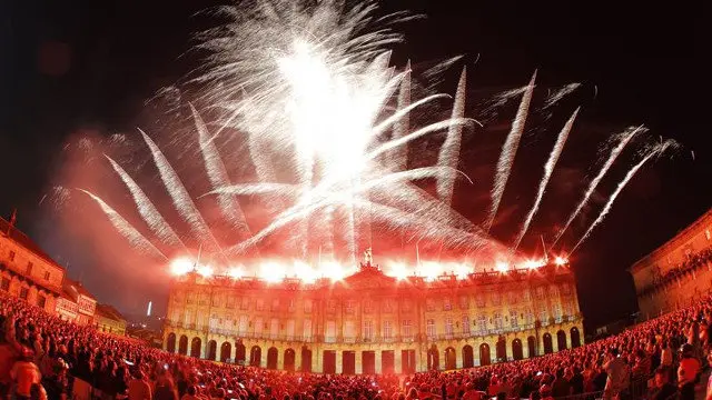 Espectáculo de luces y pirotecnia en el Obradoiro. LAVANDEIRA JR. (EFE)