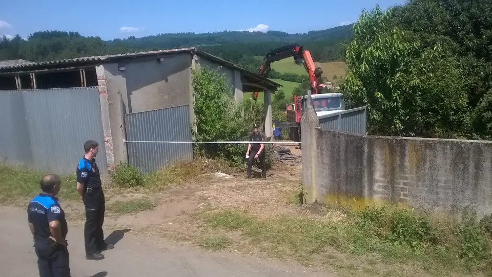 Una grúa saca el tractor de una fosa séptica en Monforte. EP