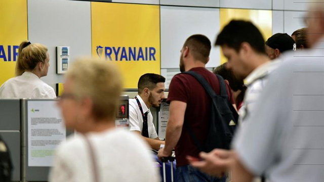 Clientes de Ryanair ante los mostradores de la aerolínea. EFE