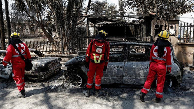 Miembros de la Cruz Roja buscan a los desaparecidos tras el incendio registrado en Mati, Grecia. YANNIS KOLESIDIS (EFE)
