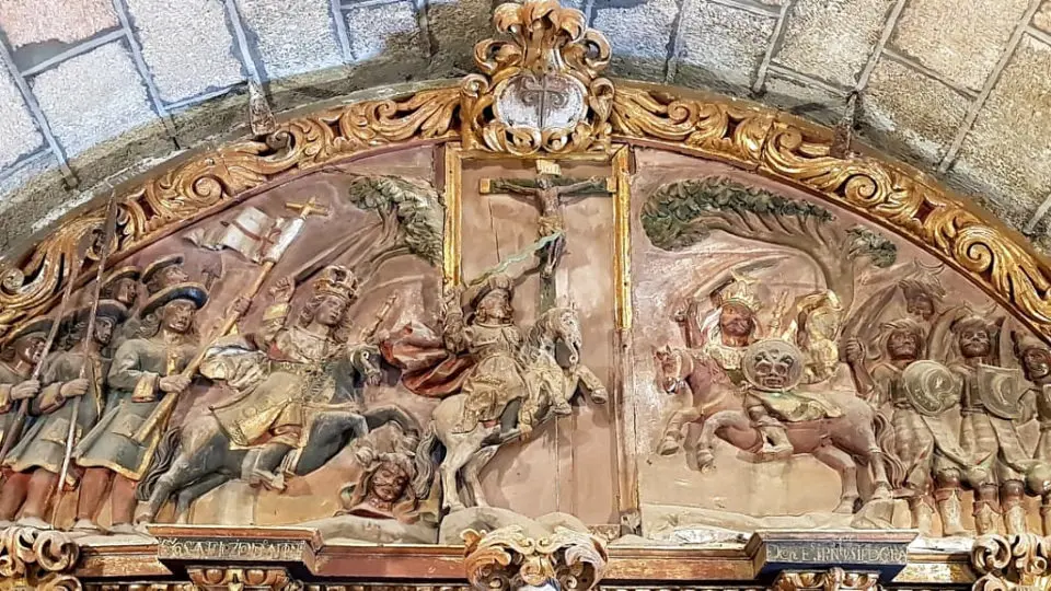 Representación "única" de la batalla de Clavijo con los dos ejércitos frente a frente y Santiago en el centro. J. C. O.