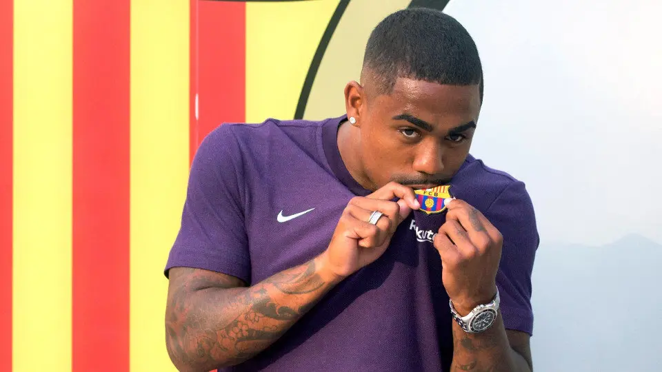 Malcom besa el escudo del Barcelona. QUIQUE GARC&Iacute;A (EFE)