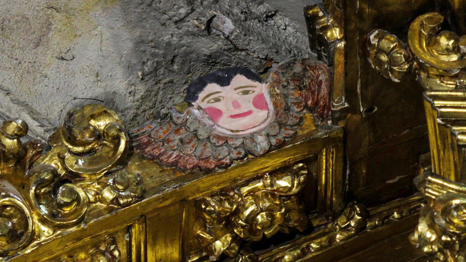 Cara pintada en el lugar que ocupaba un angel esculpido en relieve en el retablo barroco del altar mayor de la parroquia de San Sebastián de Reinosa. JOSÉ LUIS SARDINA (EL DIARIO MONTAÑÉS)