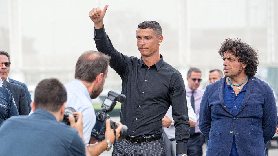 Cristiano Ronaldo llega a la rueda de prensa en la nueva sede del Juventus en Via Druento. ALESSANDRO DI MARCO (EFE)