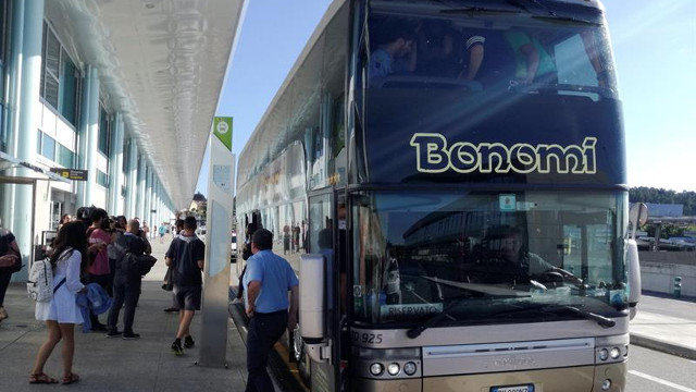 El autobús, a su llegada a Vigo. SALVADOR SAS (EFE)