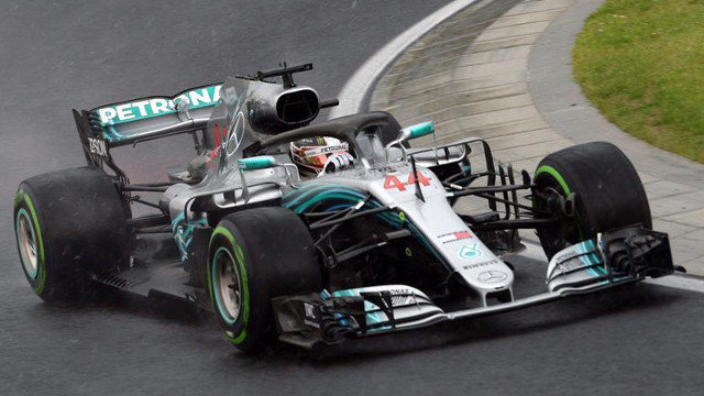 Hamilton, durante la carrera de clasificación para el Gran Premio de Hungría. ZOLTAN BALOGH (EFE)