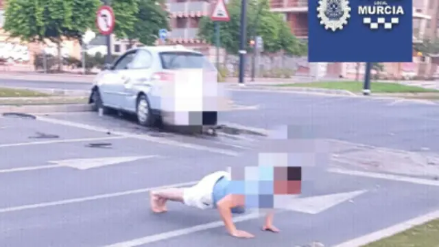 El conductor hizo varias flexiones en la vía pública. POLICÍA LOCAL DE MURCIA