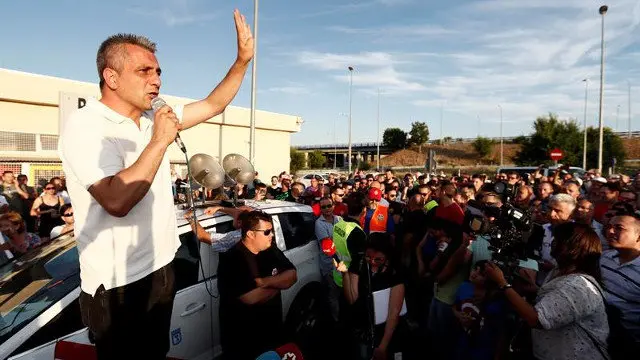 Un grupo de taxistas que participa en la huelga. EFE