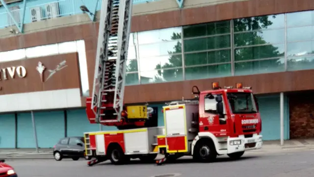 Coche de bomberos a la entrada de Balaídos. TWITTER