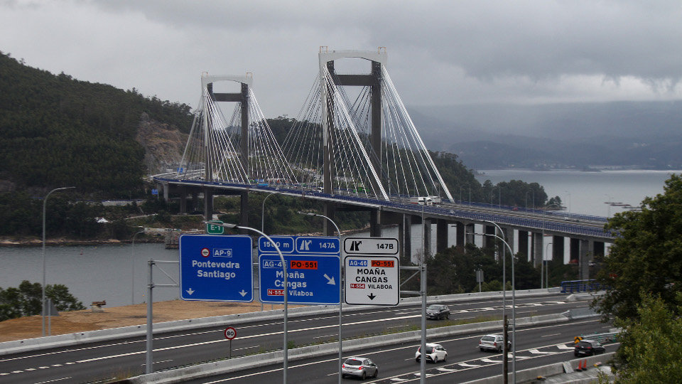 El puente de Rande es uno de los puntos más problemáticos de la AP-9 por sus recurrentes atascos. RAFA FARIÑA
