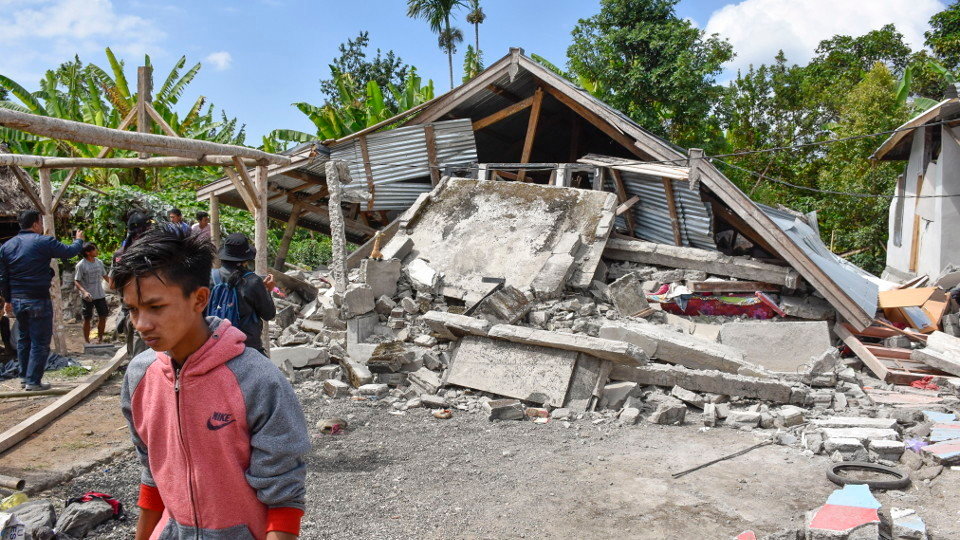 Casa destruida en el monte Rinjani tras el terremoto. EKA RAMADANI (EFE)