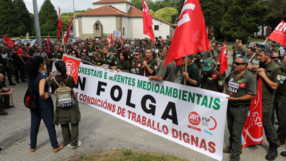Protesta de los agentes forestales la semana pasada en Santiago. PEPE FERRÍN (AGN)