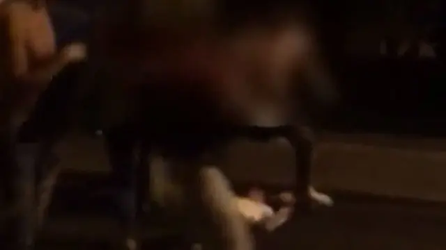 El joven agredido, tendido en el suelo