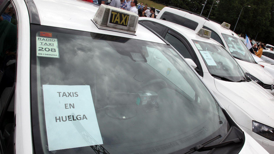 Taxistas concentrados este martes en Santiago. PEPE FERRÍN (AGN)