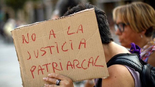 Colectivos feministas manifestándose en Pamplona contra la sentencia a Juana Rivas. EFE