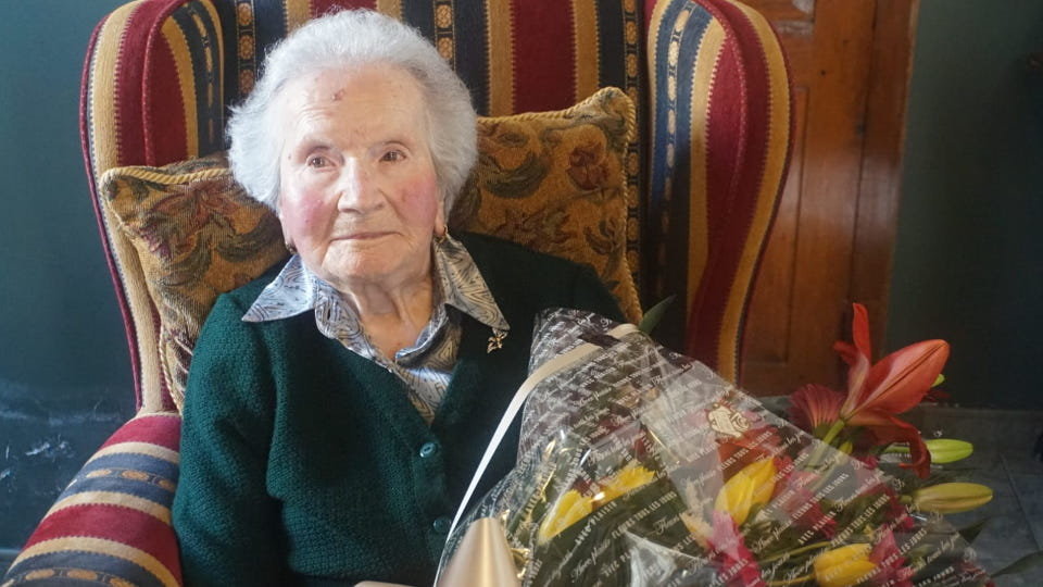 Celestina Penabad posa con las flores en su 111 cumpleaños. EP