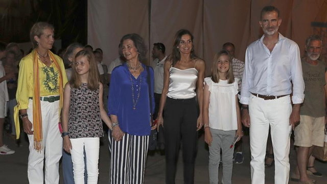 Los Reyes junto a sus hijas, la reina Sofía y la infanta Elena, a su salida del concierto del violinista Ara Malikian. BALLESTEROS