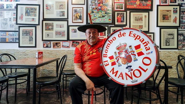 Manuel Cáceres, Manolo 'el del Bombo', posa en el bar que ha regentado durante casi treinta años. EFE