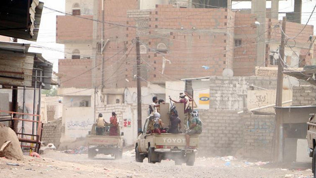 Soldados del ejército del gobierno yemení toman posiciones en la provicia portuaria de Al Hudeida, días atrás. EFE