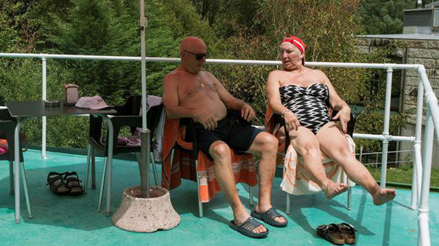 Dos turistas se protegen de sol en el balneario de Berán, en Leiro. BRAIS LORENZO (EFE)