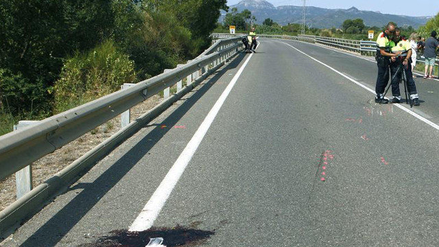 Lugar en el que fueron atropellados mortalmente dos ciclistas en Tarragona. EFE