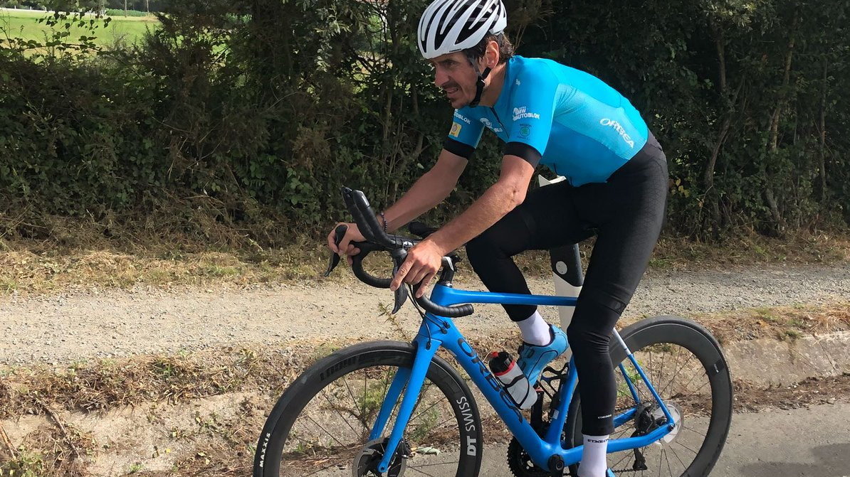 El ciclista Mikel Azparren de camino al Obradoiro. TWITTER