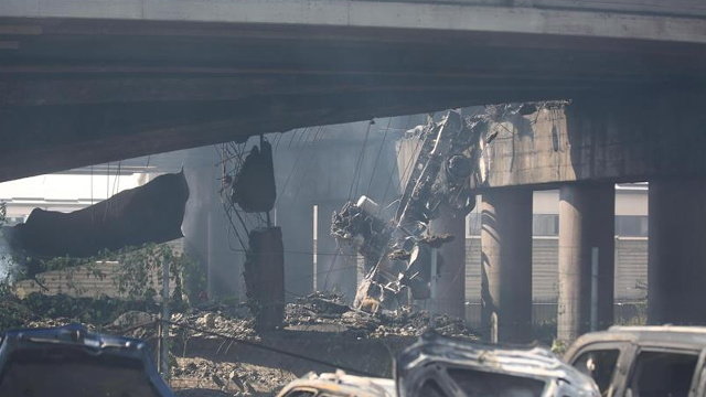 Vista del puente de la autopista del cruce Casalecchio tras la explosión de un camión cisterna en Italia. EFE