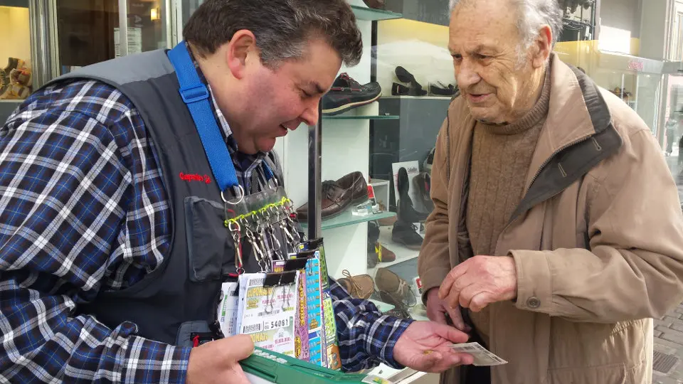 Un vendedor de la Once en Ribadeo. AEP