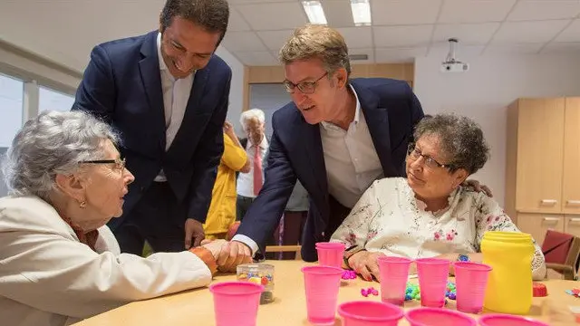 El titular de la Xunta, Alberto Núñez Feijóo, quien acompañado del conselleiro de Política Social, José Manuel Rey Varela, en la inauguración del nuevo centro de día y residencia geriátrica de Cervo. ELISEO TRIGO (EFE)